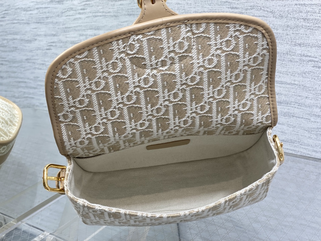 现货‼️最新bobby系列，为了向DI0R先生的宠物狗致敬而命名，寓意着忠城与成功，所这是企能陪你到永远