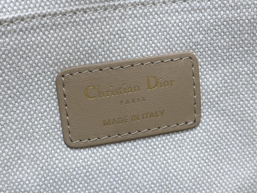 现货‼️最新bobby系列，为了向DI0R先生的宠物狗致敬而命名，寓意着忠城与成功，所这是企能陪你到永远