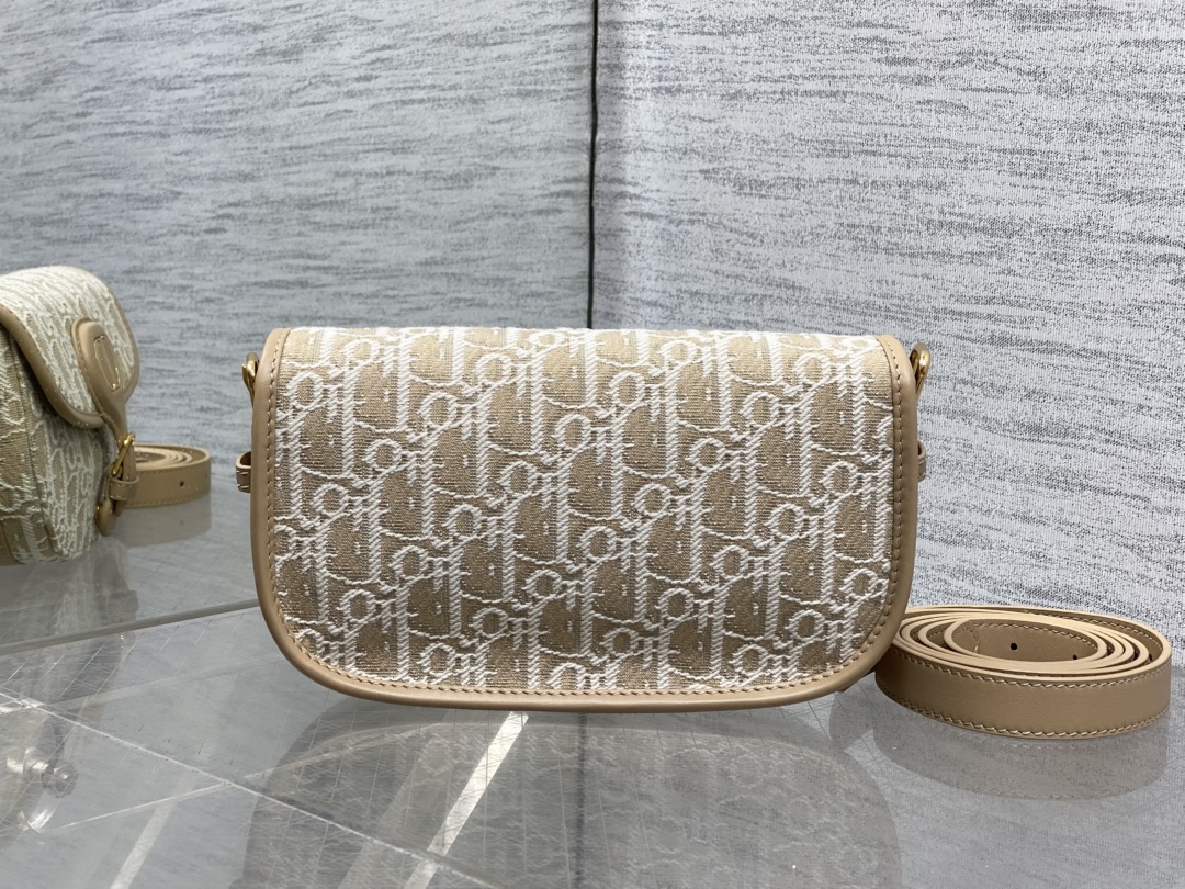 现货‼️Bobby系列最新腋下包，一个实物比图片好看千百倍的包🙋🏻‍♀️，精致又帅气，最新酒椰草Obli