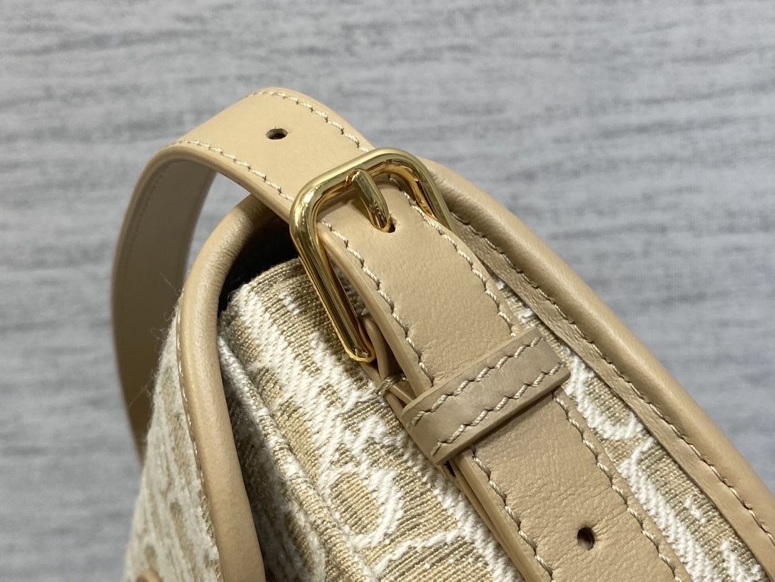 现货‼️Bobby系列最新腋下包，一个实物比图片好看千百倍的包🙋🏻‍♀️，精致又帅气，最新酒椰草Obli