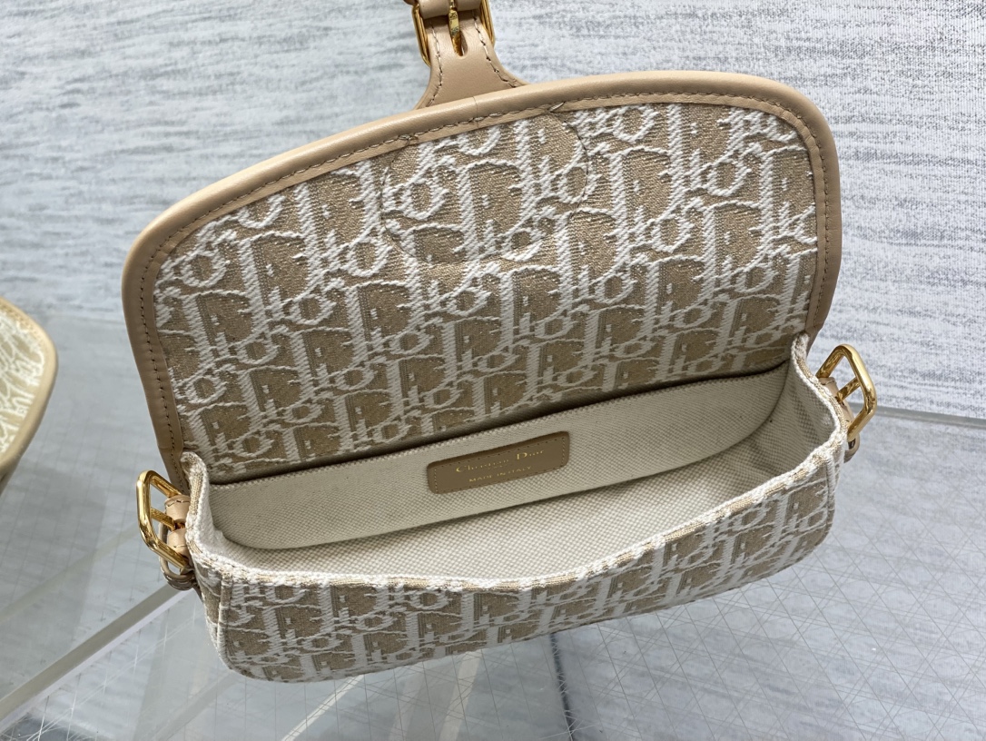 现货‼️Bobby系列最新腋下包，一个实物比图片好看千百倍的包🙋🏻‍♀️，精致又帅气，最新酒椰草Obli