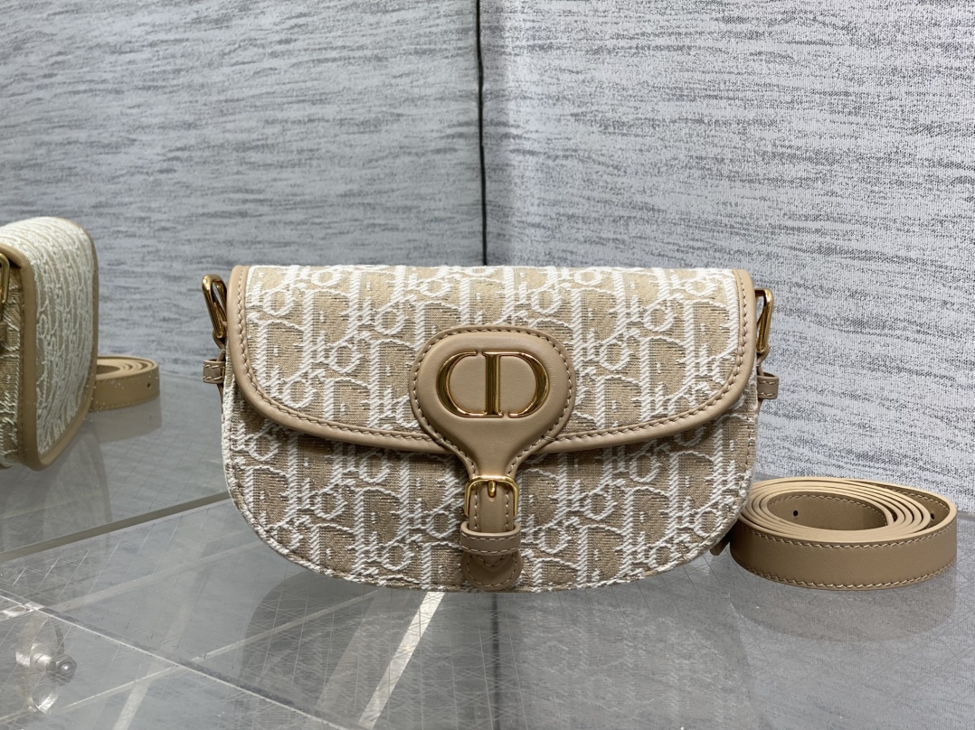 现货‼️Bobby系列最新腋下包，一个实物比图片好看千百倍的包🙋🏻‍♀️，精致又帅气，最新酒椰草Obli