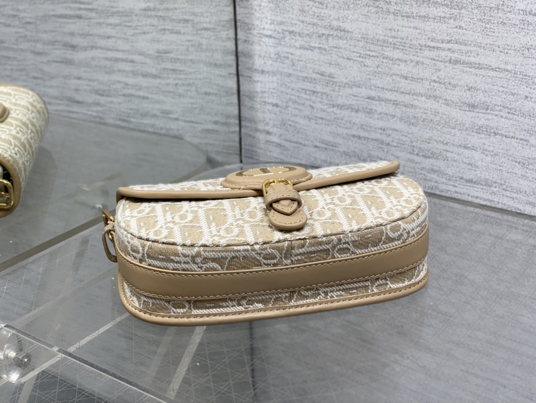 现货‼️Bobby系列最新腋下包，一个实物比图片好看千百倍的包🙋🏻‍♀️，精致又帅气，最新酒椰草Obli