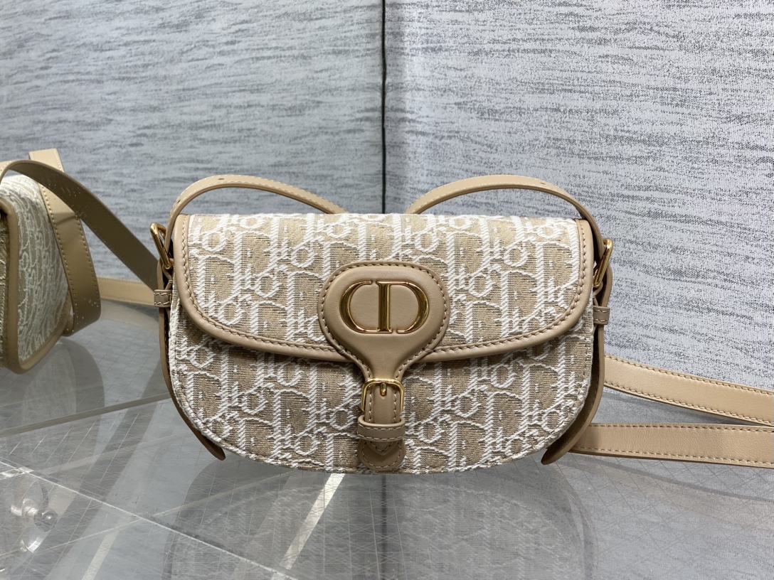 现货‼️Bobby系列最新腋下包，一个实物比图片好看千百倍的包🙋🏻‍♀️，精致又帅气，最新酒椰草Obli