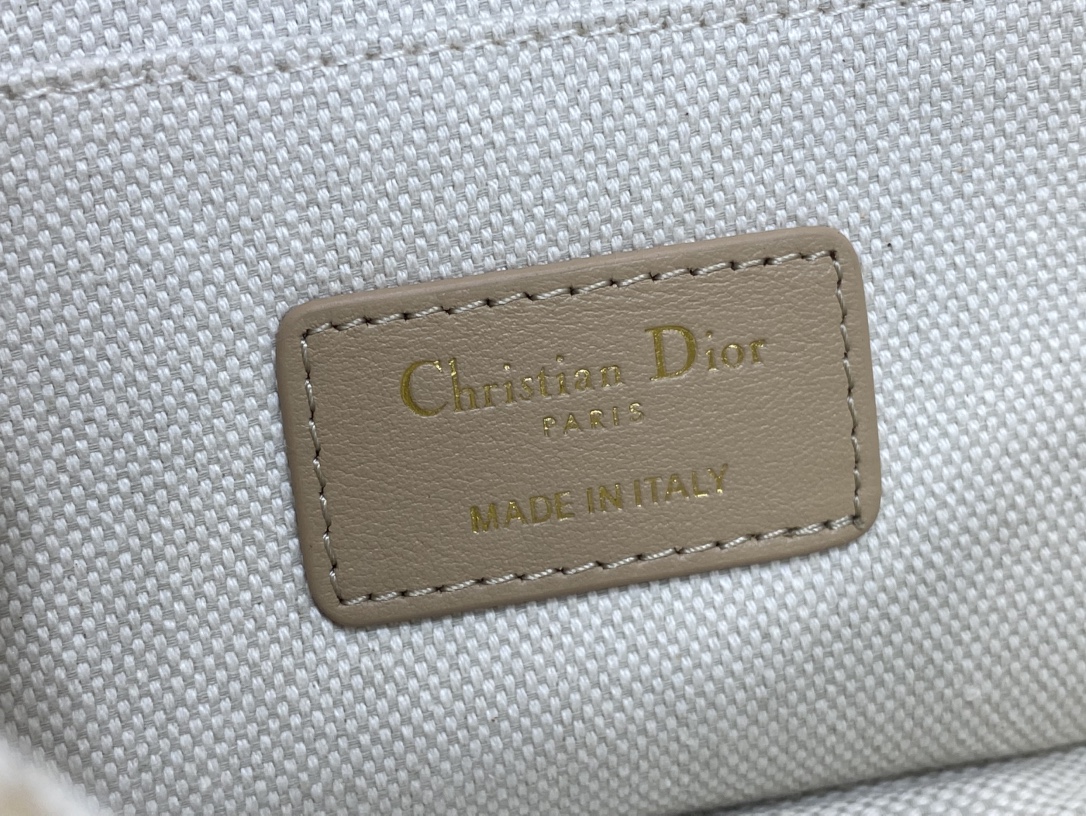 现货‼️Bobby系列最新腋下包，一个实物比图片好看千百倍的包🙋🏻‍♀️，精致又帅气，最新酒椰草Obli