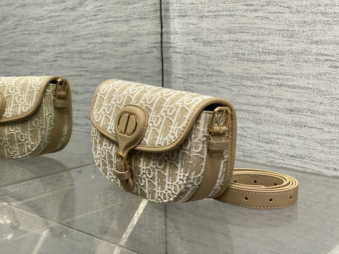 现货‼️Bobby系列最新腋下包，一个实物比图片好看千百倍的包🙋🏻‍♀️，精致又帅气，最新酒椰草Obli