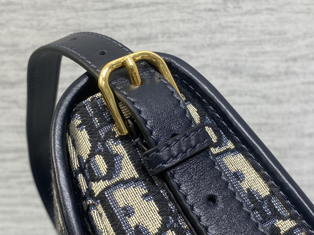 现货‼️最新bobby系列，为了向DI0R先生的宠物狗致敬而命名，寓意着忠城与成功，所这是企能陪你到永远