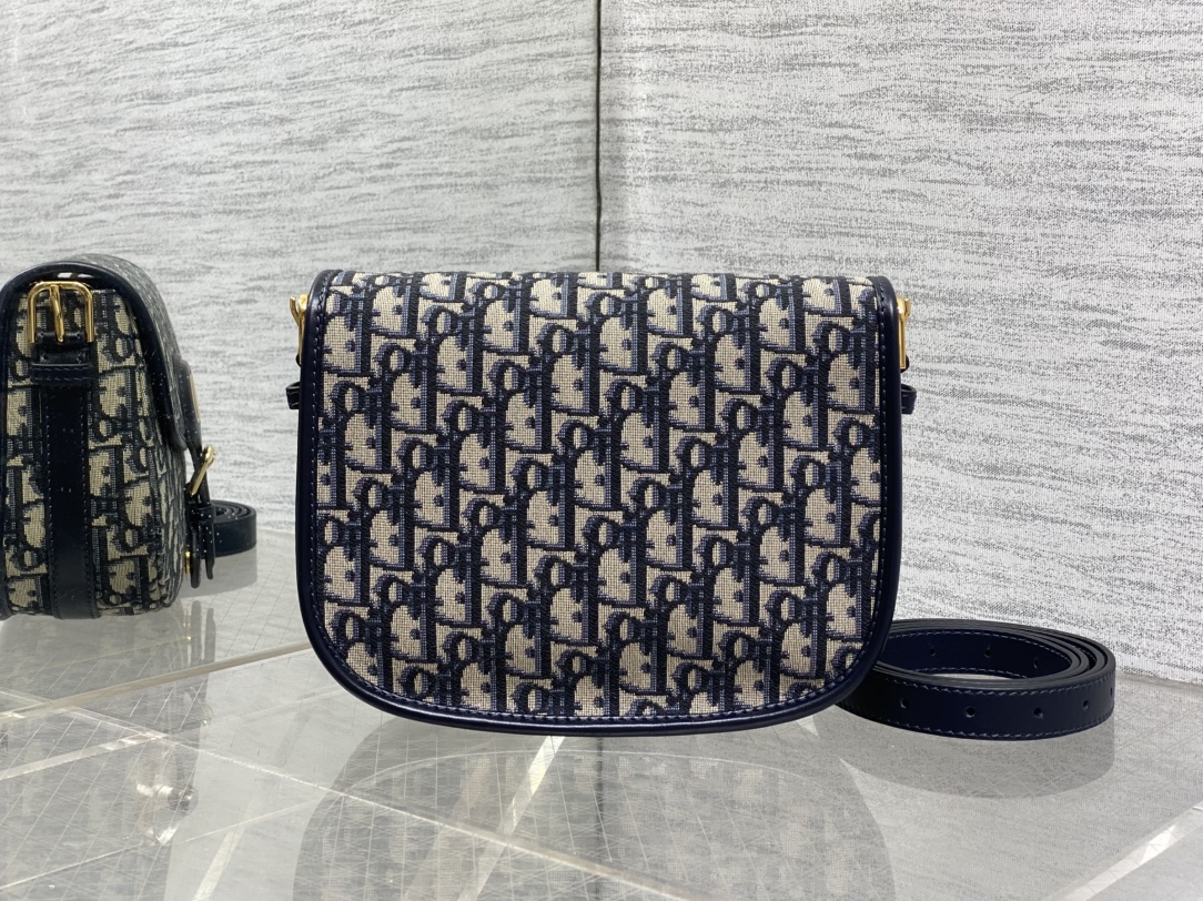 现货‼️最新bobby系列，为了向DI0R先生的宠物狗致敬而命名，寓意着忠城与成功，所这是企能陪你到永远