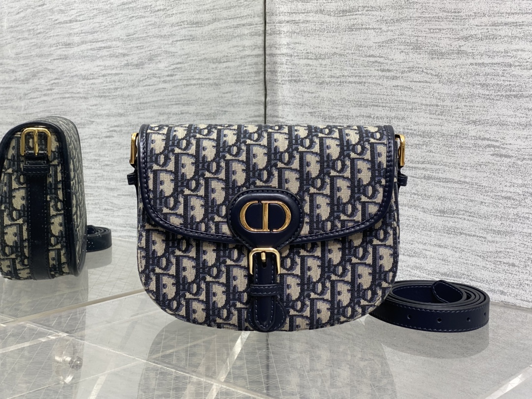 现货‼️最新bobby系列，为了向DI0R先生的宠物狗致敬而命名，寓意着忠城与成功，所这是企能陪你到永远