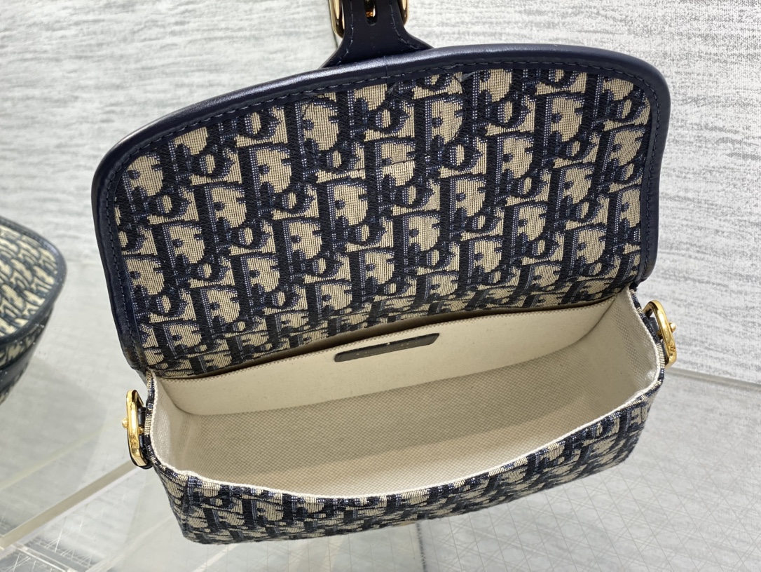 现货‼️最新bobby系列，为了向DI0R先生的宠物狗致敬而命名，寓意着忠城与成功，所这是企能陪你到永远