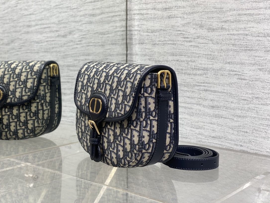 现货‼️最新bobby系列，为了向DI0R先生的宠物狗致敬而命名，寓意着忠城与成功，所这是企能陪你到永远