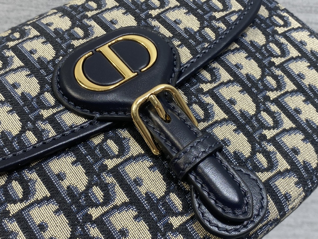 现货‼️最新bobby系列，为了向DI0R先生的宠物狗致敬而命名，寓意着忠城与成功，所这是企能陪你到永远