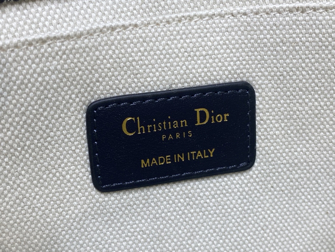 现货‼️最新bobby系列，为了向DI0R先生的宠物狗致敬而命名，寓意着忠城与成功，所这是企能陪你到永远