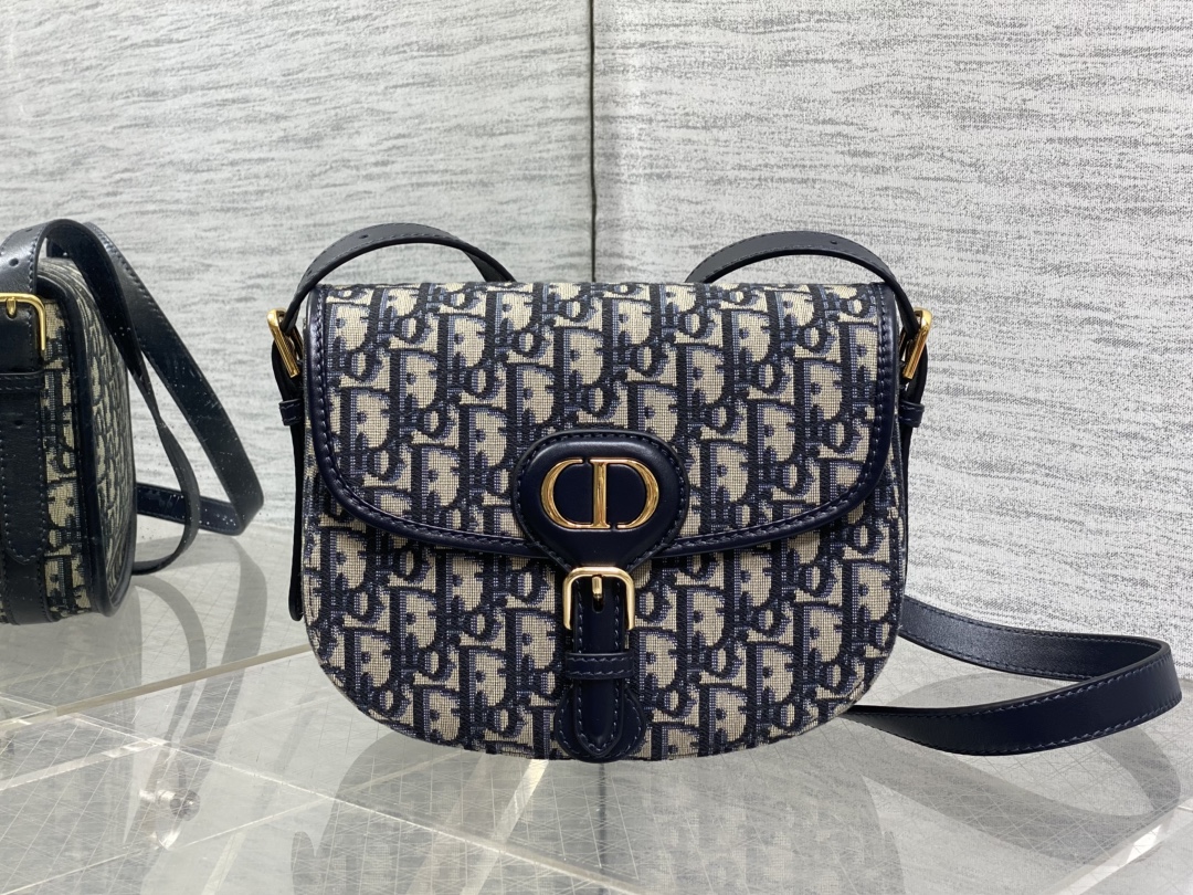 现货‼️最新bobby系列，为了向DI0R先生的宠物狗致敬而命名，寓意着忠城与成功，所这是企能陪你到永远