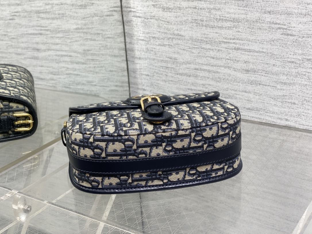 现货‼️最新bobby系列，为了向DI0R先生的宠物狗致敬而命名，寓意着忠城与成功，所这是企能陪你到永远