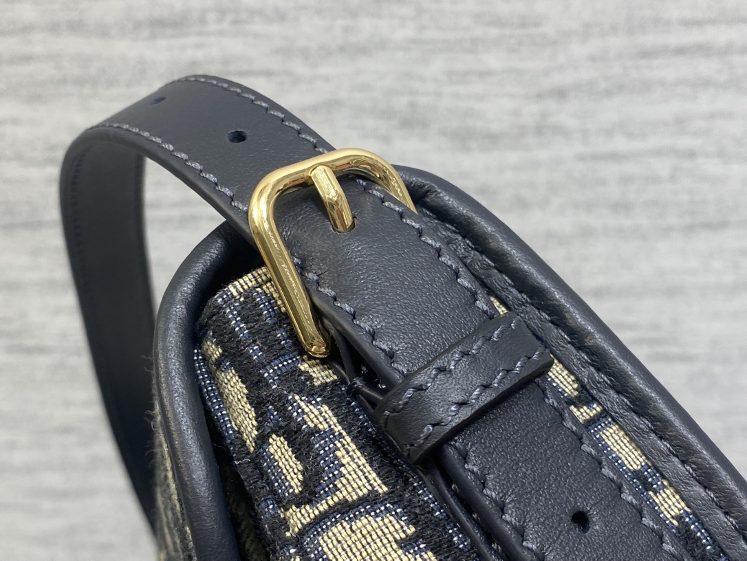 现货‼️Bobby系列最新腋下包，一个实物比图片好看千百倍的包🙋🏻‍♀️，精致又帅气，最新酒椰草Obli