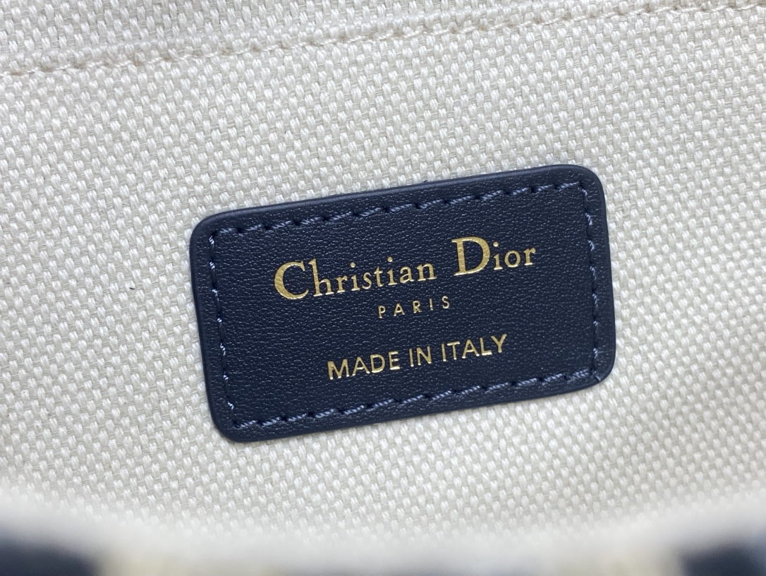 现货‼️Bobby系列最新腋下包，一个实物比图片好看千百倍的包🙋🏻‍♀️，精致又帅气，最新酒椰草Obli