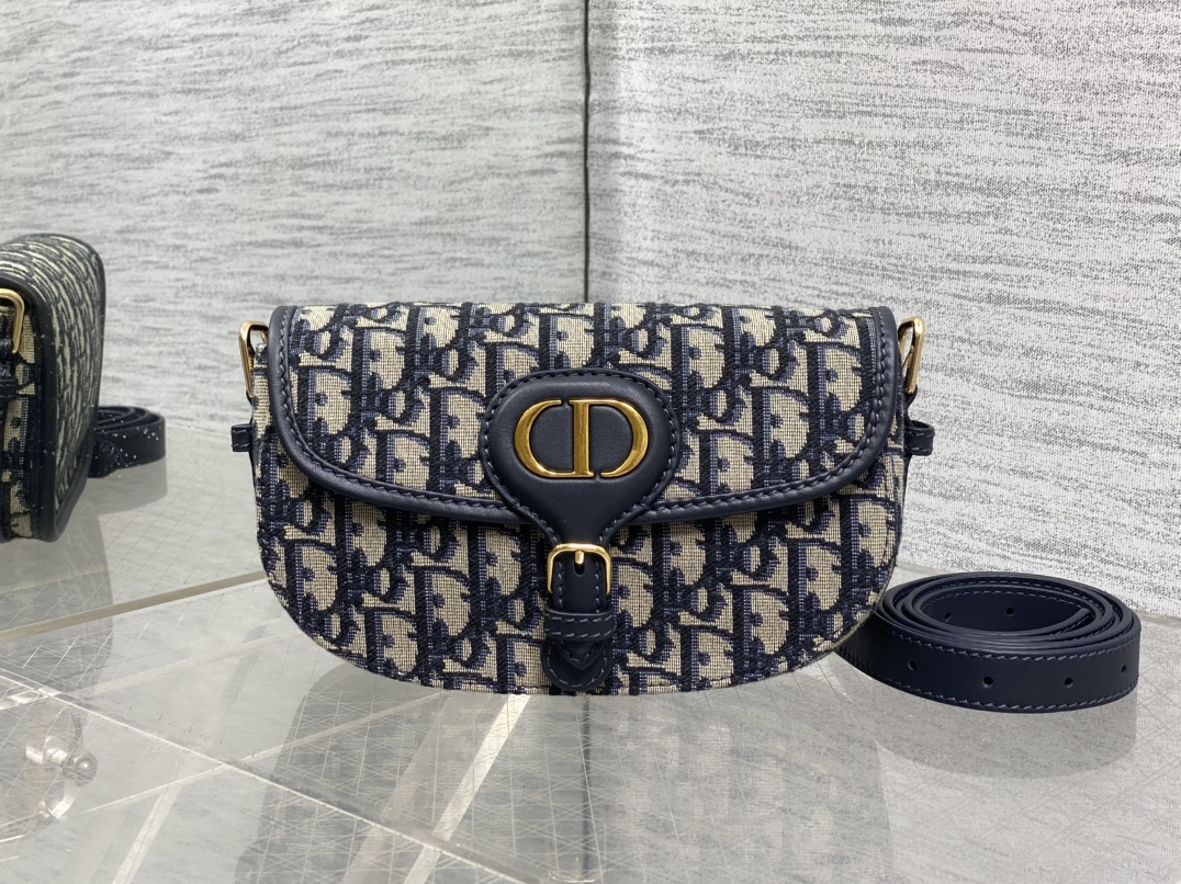 现货‼️Bobby系列最新腋下包，一个实物比图片好看千百倍的包🙋🏻‍♀️，精致又帅气，最新酒椰草Obli