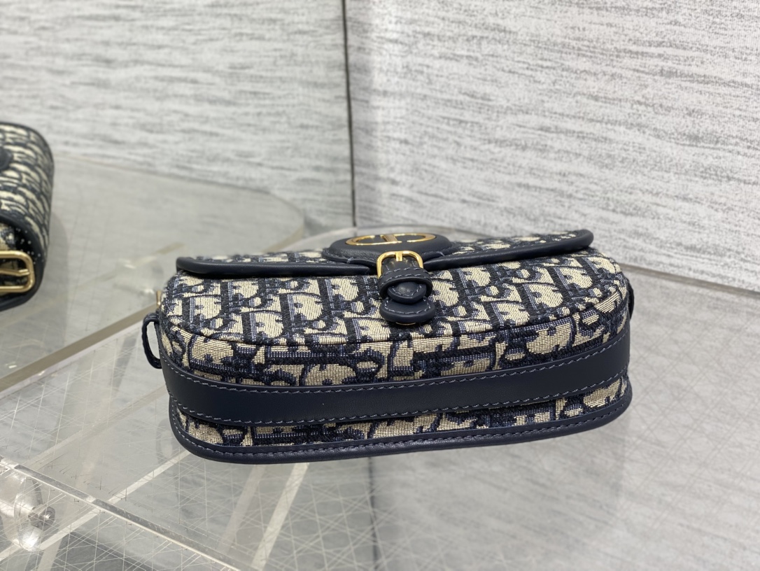 现货‼️Bobby系列最新腋下包，一个实物比图片好看千百倍的包🙋🏻‍♀️，精致又帅气，最新酒椰草Obli