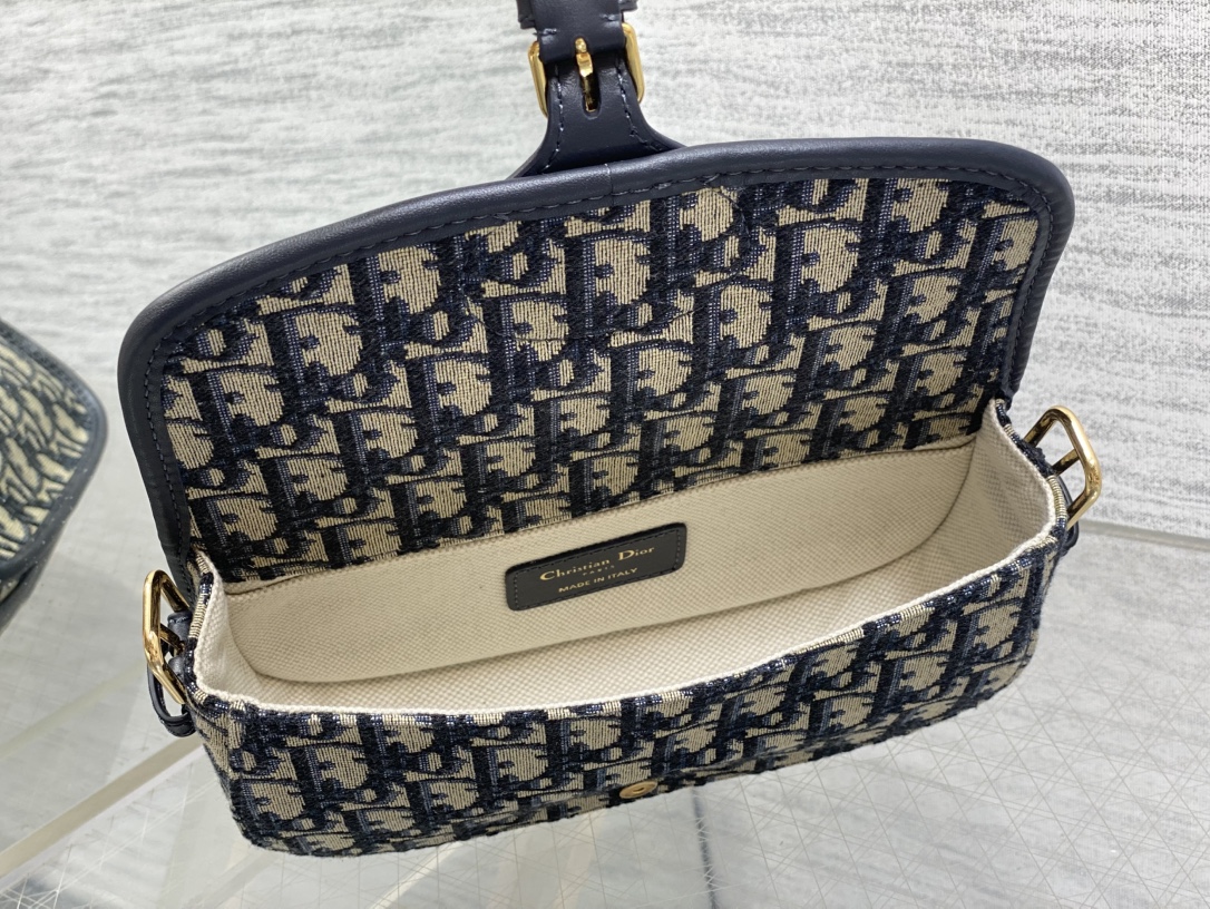 现货‼️Bobby系列最新腋下包，一个实物比图片好看千百倍的包🙋🏻‍♀️，精致又帅气，最新酒椰草Obli