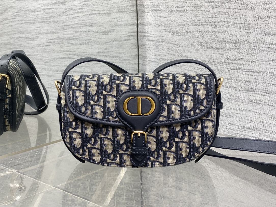 现货‼️Bobby系列最新腋下包，一个实物比图片好看千百倍的包🙋🏻‍♀️，精致又帅气，最新酒椰草Obli