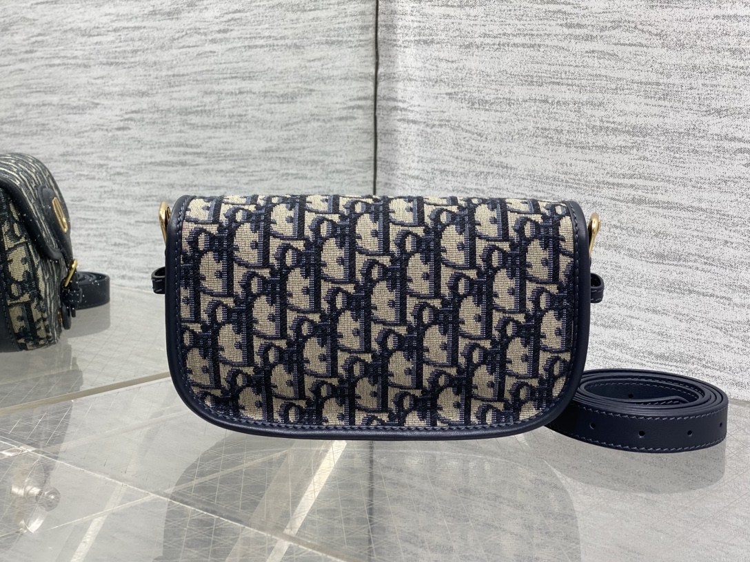 现货‼️Bobby系列最新腋下包，一个实物比图片好看千百倍的包🙋🏻‍♀️，精致又帅气，最新酒椰草Obli