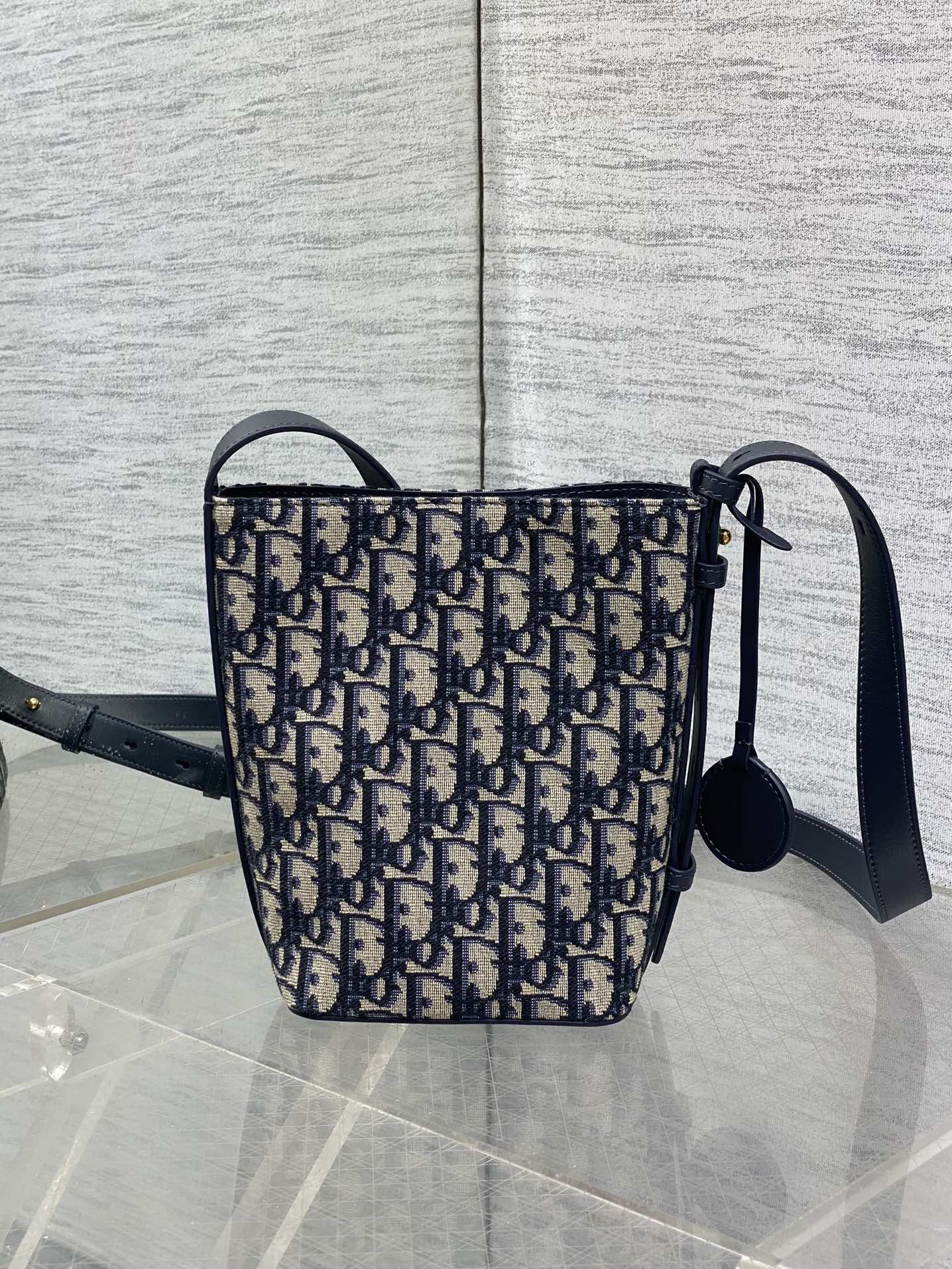 现货‼️Dior新款水桶包star bucket系列，新款美包又上新了，经典oblique老花面料精心制