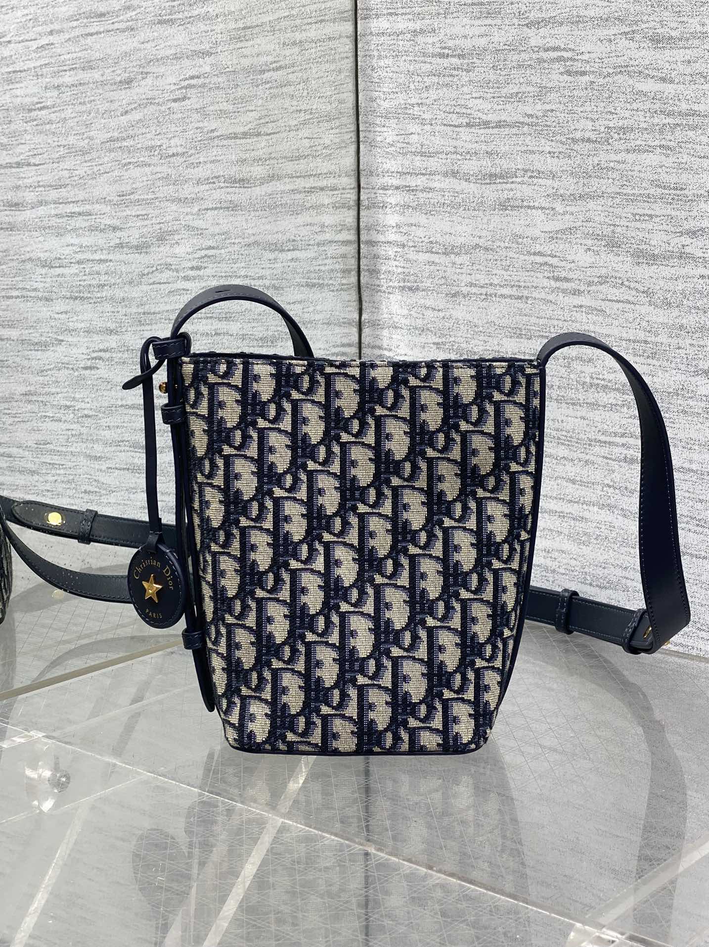 现货‼️Dior新款水桶包star bucket系列，新款美包又上新了，经典oblique老花面料精心制