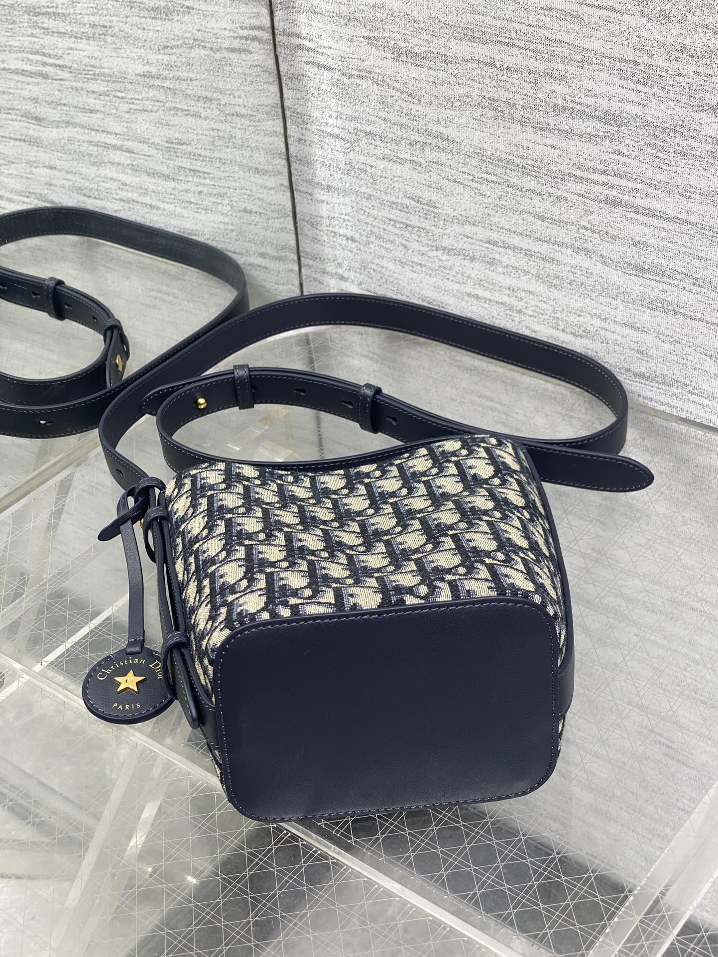 现货‼️Dior新款水桶包star bucket系列，新款美包又上新了，经典oblique老花面料精心制