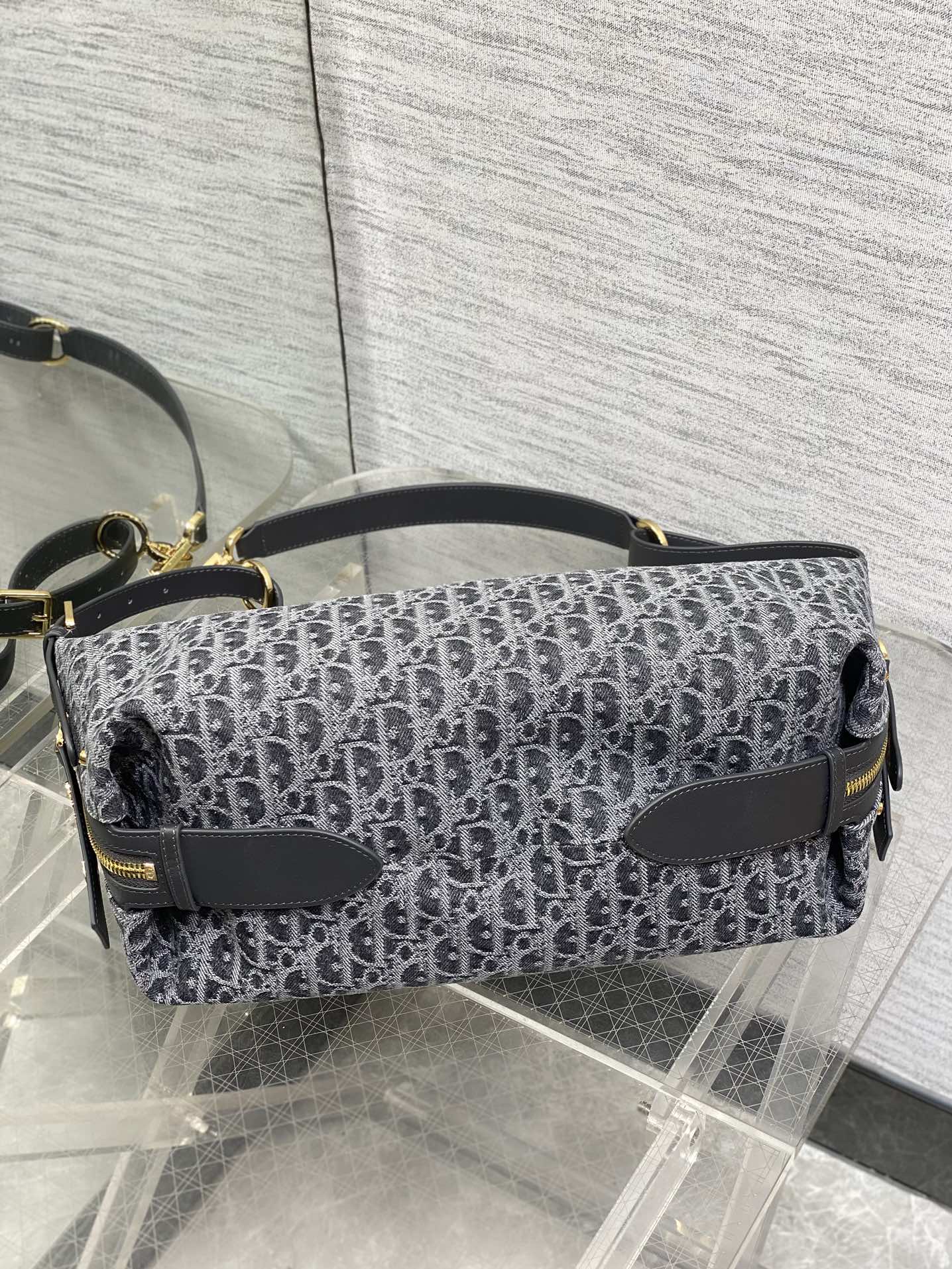 中号现货‼️Journey系列中号深灰牛仔布自带松弛感的hobo包，包形随意又柔软全新的灰色牛仔面料，高