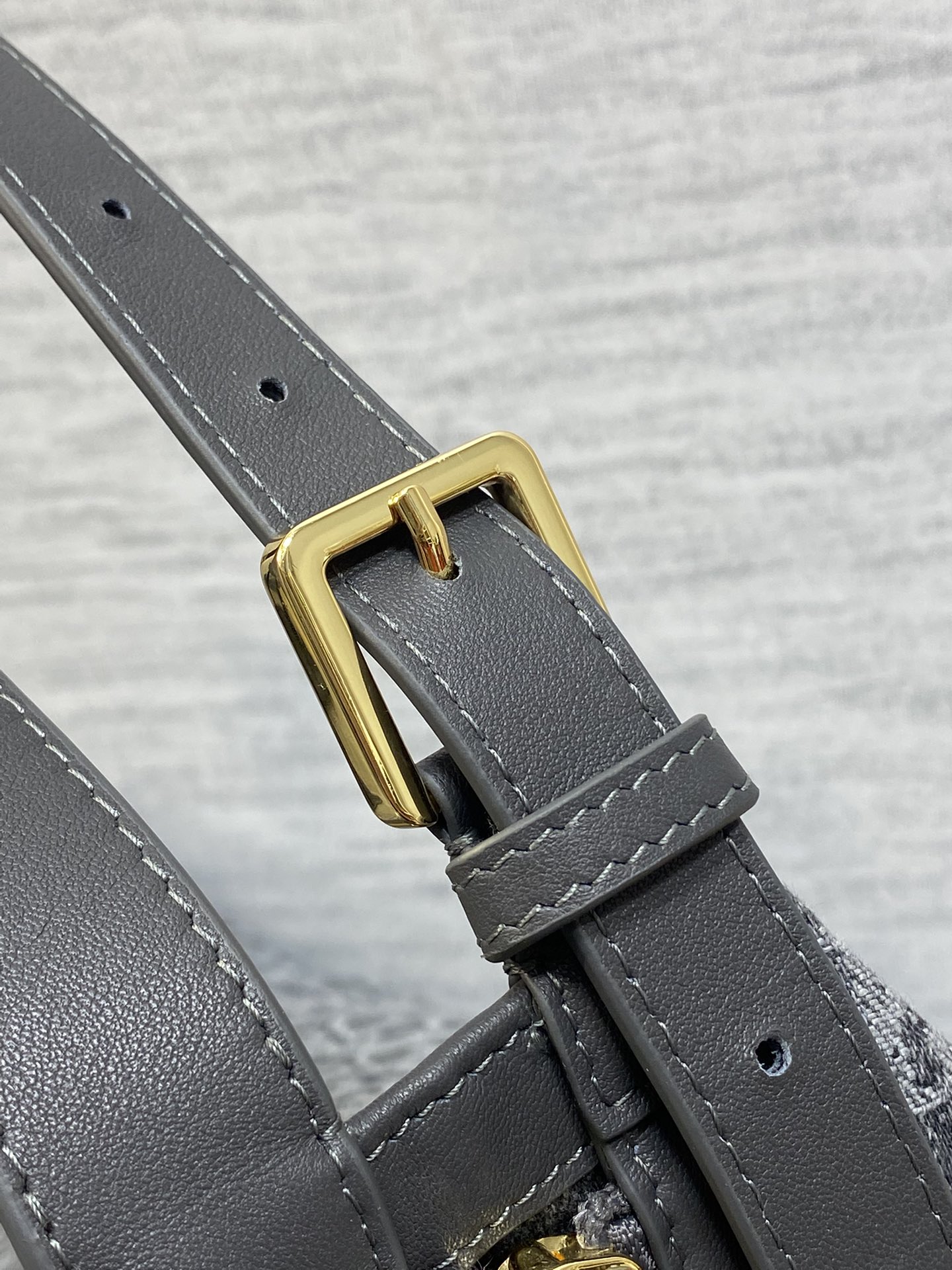 中号现货‼️Journey系列中号深灰牛仔布自带松弛感的hobo包，包形随意又柔软全新的灰色牛仔面料，高