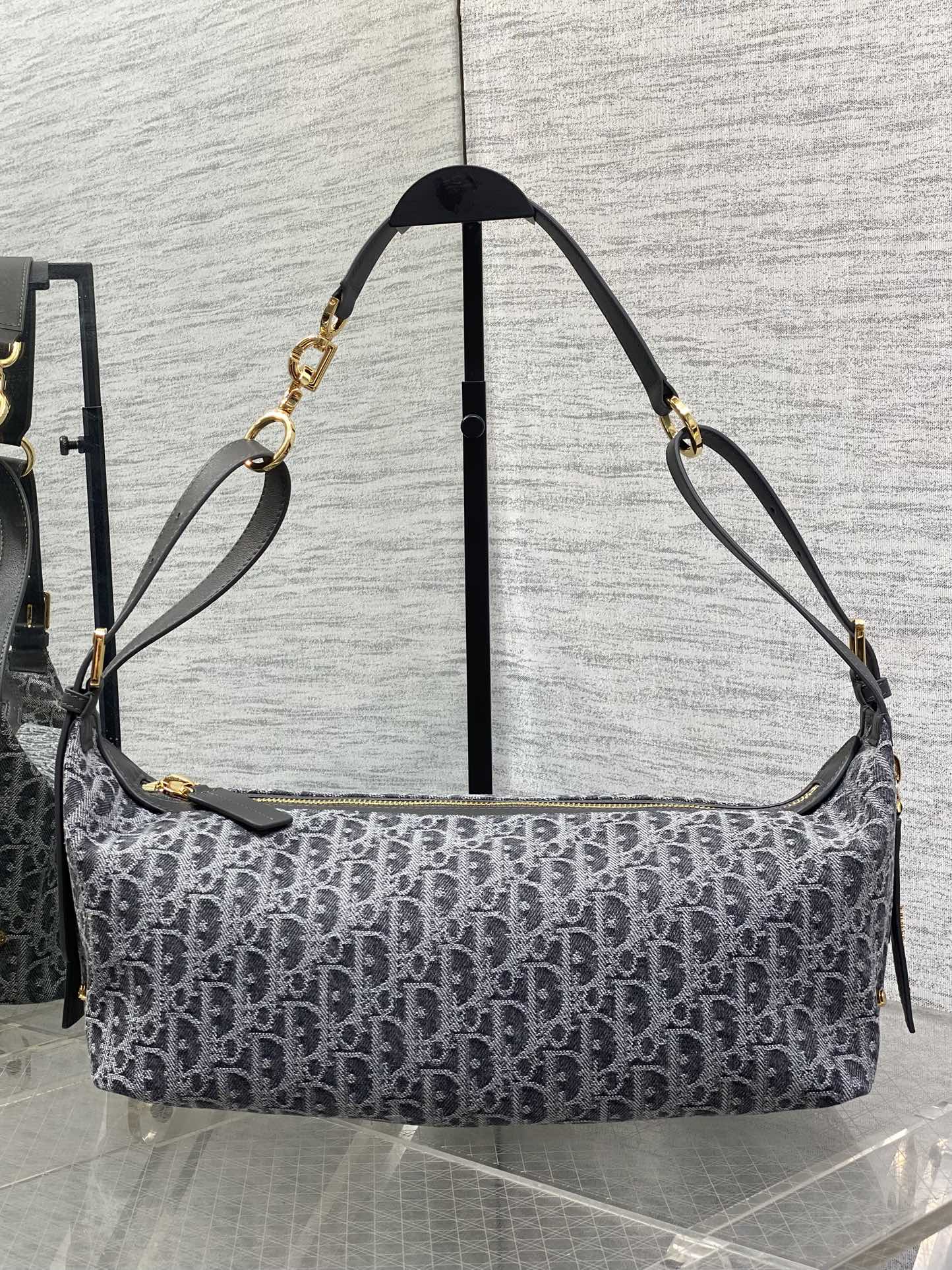 中号现货‼️Journey系列中号深灰牛仔布自带松弛感的hobo包，包形随意又柔软全新的灰色牛仔面料，高