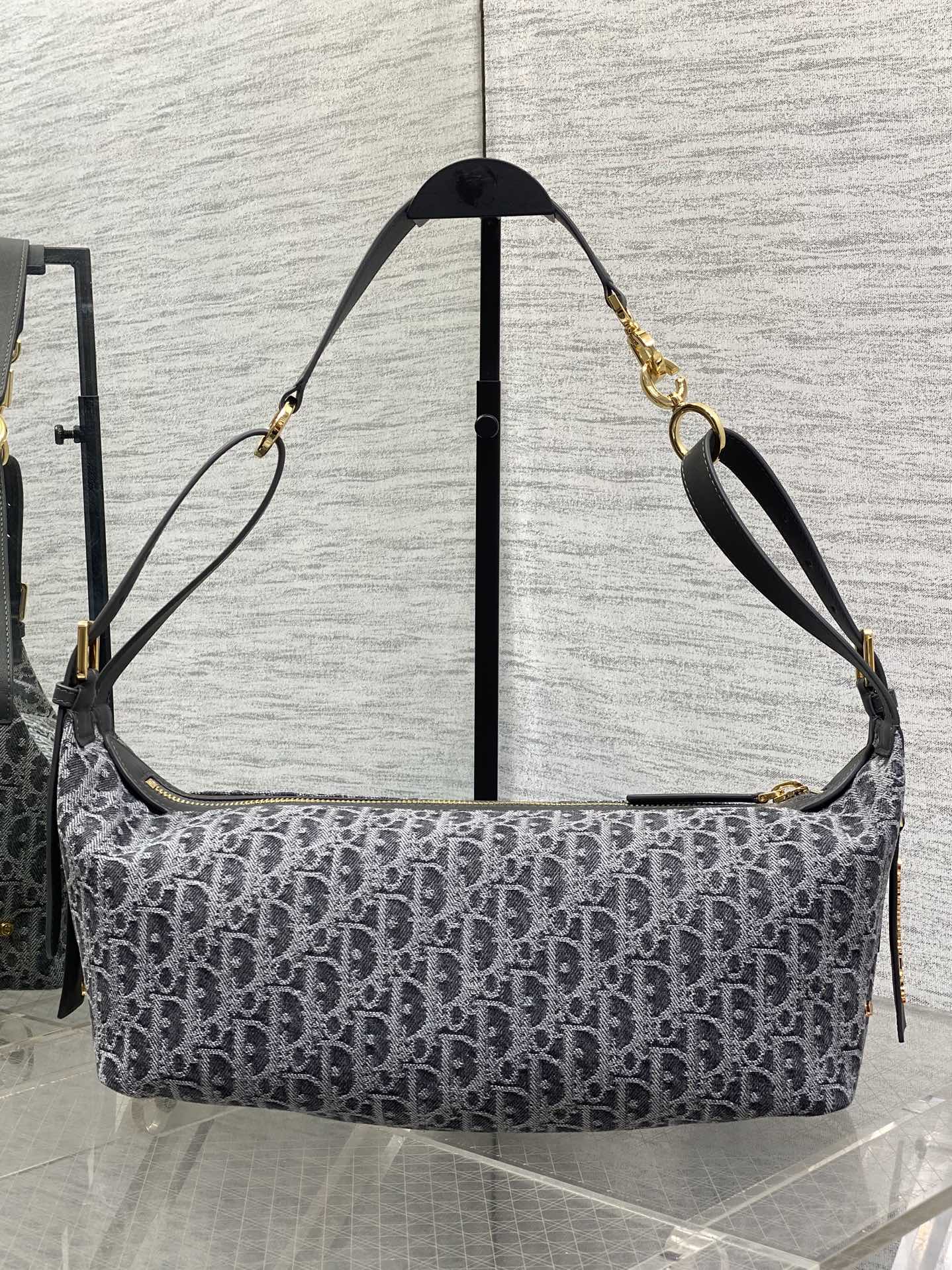 中号现货‼️Journey系列中号深灰牛仔布自带松弛感的hobo包，包形随意又柔软全新的灰色牛仔面料，高