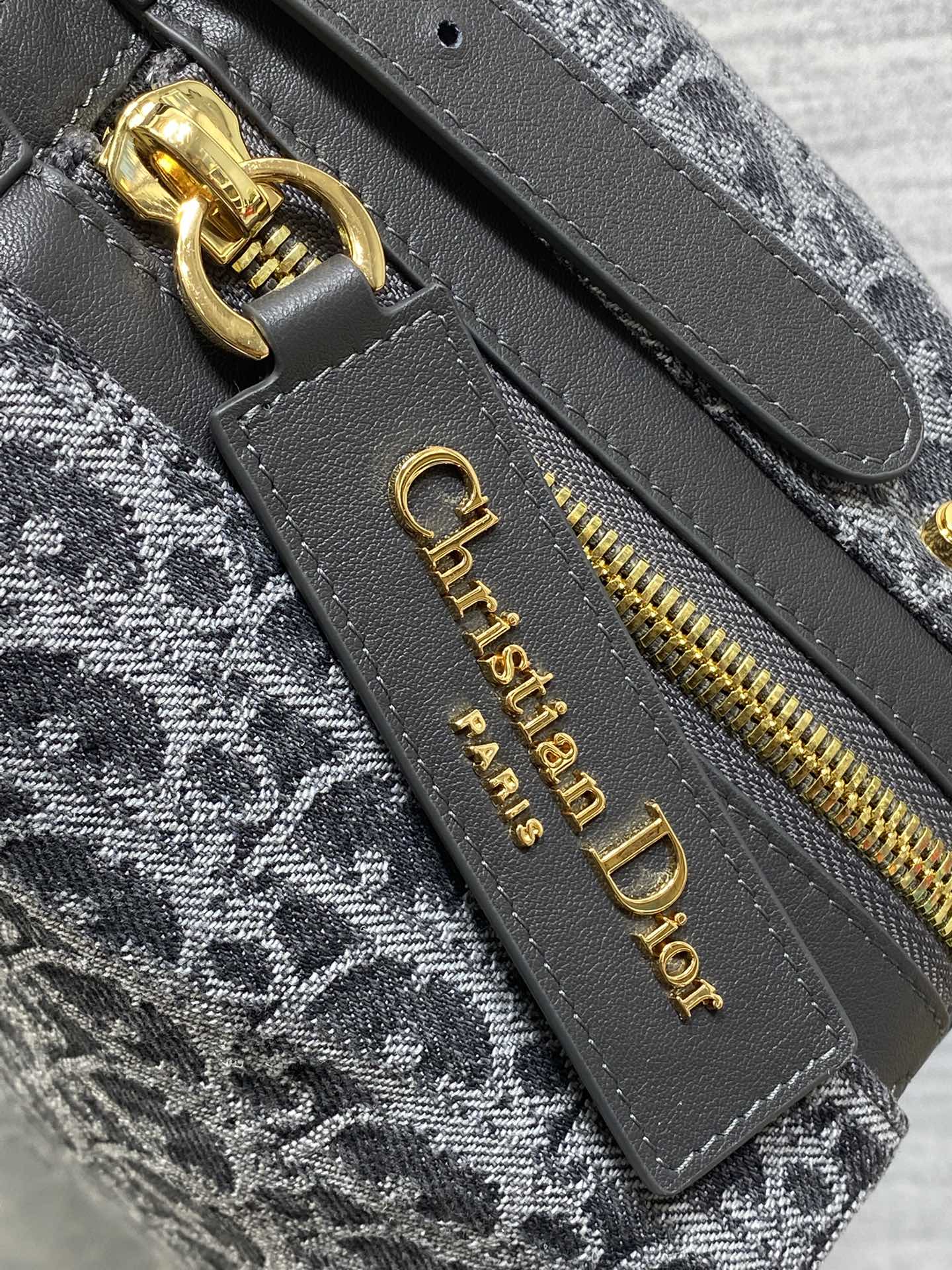 中号现货‼️Journey系列中号深灰牛仔布自带松弛感的hobo包，包形随意又柔软全新的灰色牛仔面料，高