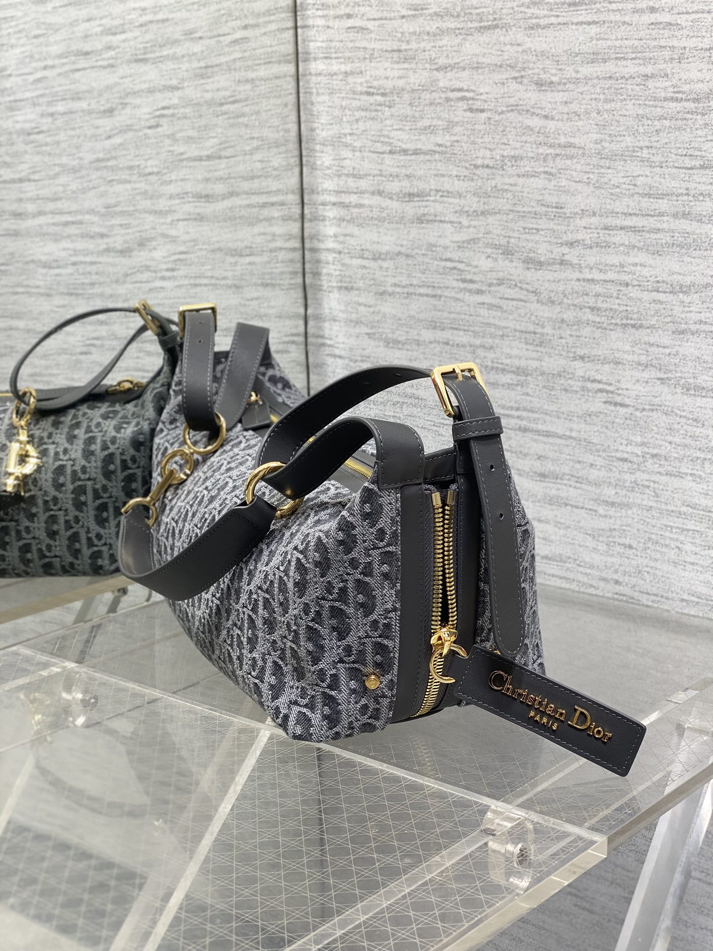 中号现货‼️Journey系列中号深灰牛仔布自带松弛感的hobo包，包形随意又柔软全新的灰色牛仔面料，高