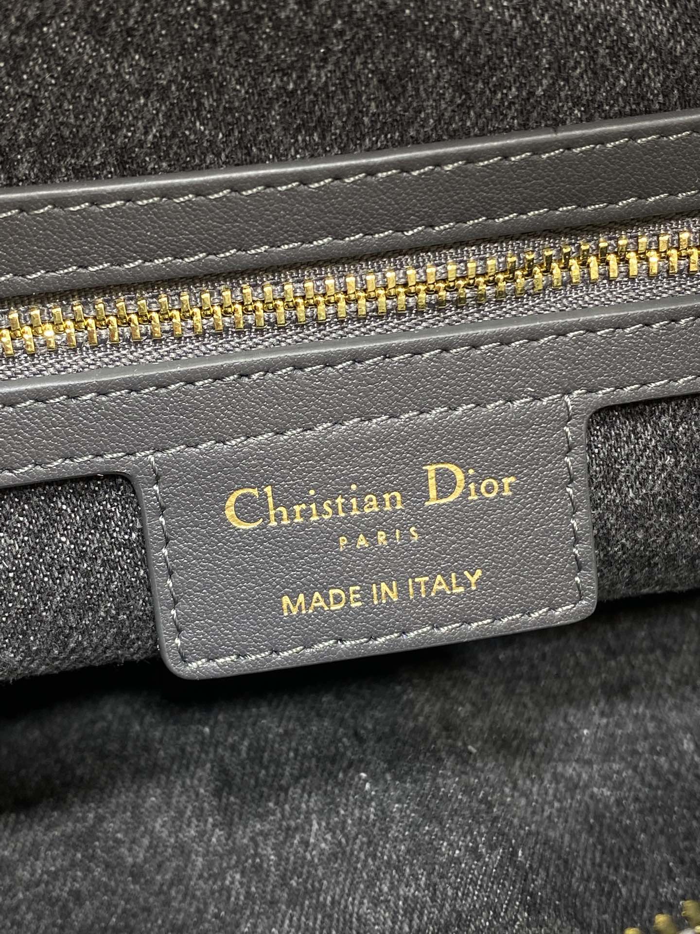 中号现货‼️Journey系列中号深灰牛仔布自带松弛感的hobo包，包形随意又柔软全新的灰色牛仔面料，高