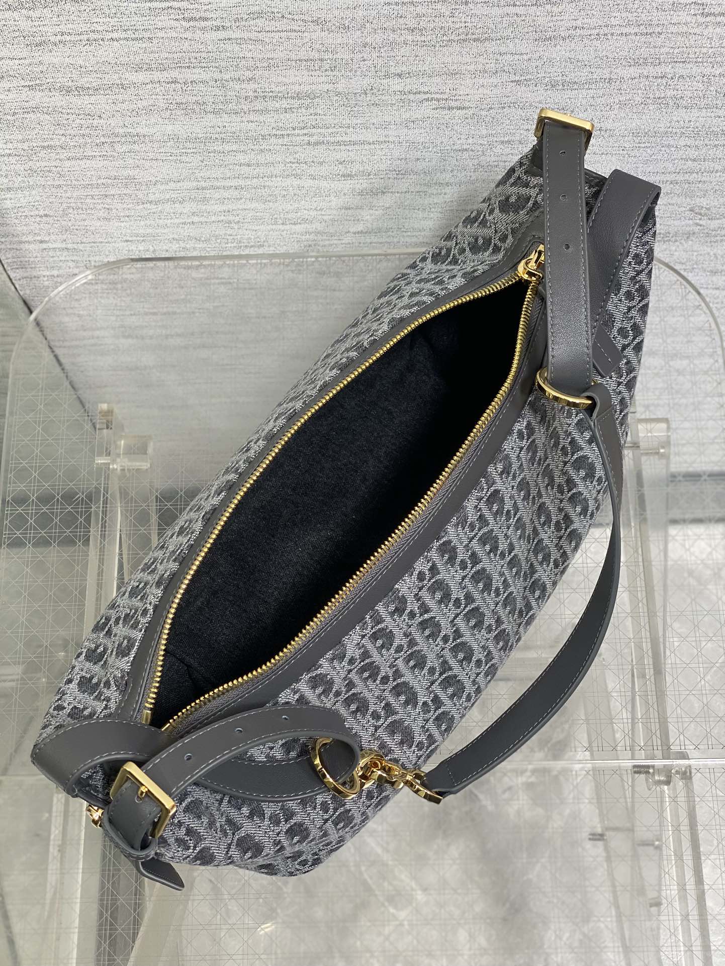 中号现货‼️Journey系列中号深灰牛仔布自带松弛感的hobo包，包形随意又柔软全新的灰色牛仔面料，高