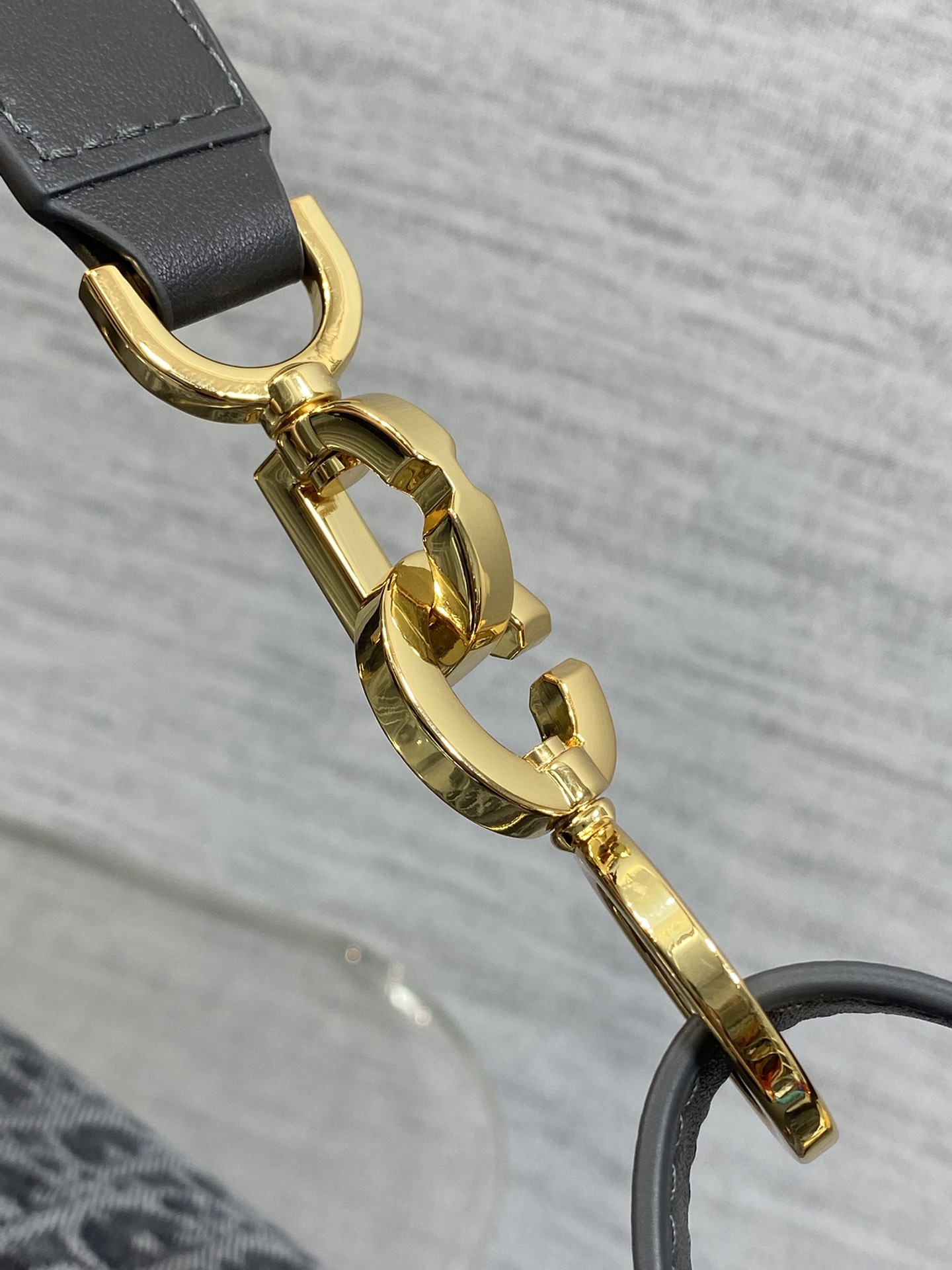 中号现货‼️Journey系列中号深灰牛仔布自带松弛感的hobo包，包形随意又柔软全新的灰色牛仔面料，高