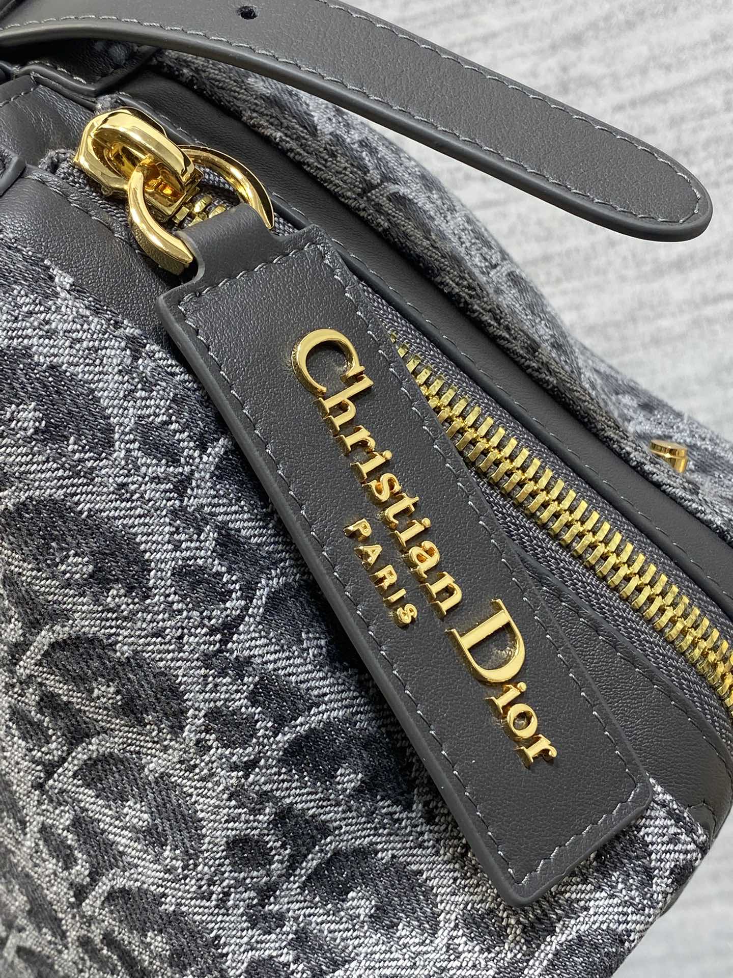 小号现货‼️Journey系列小号深灰牛仔布自带松弛感的hobo包，包形随意又柔软全新的灰色牛仔面料，高