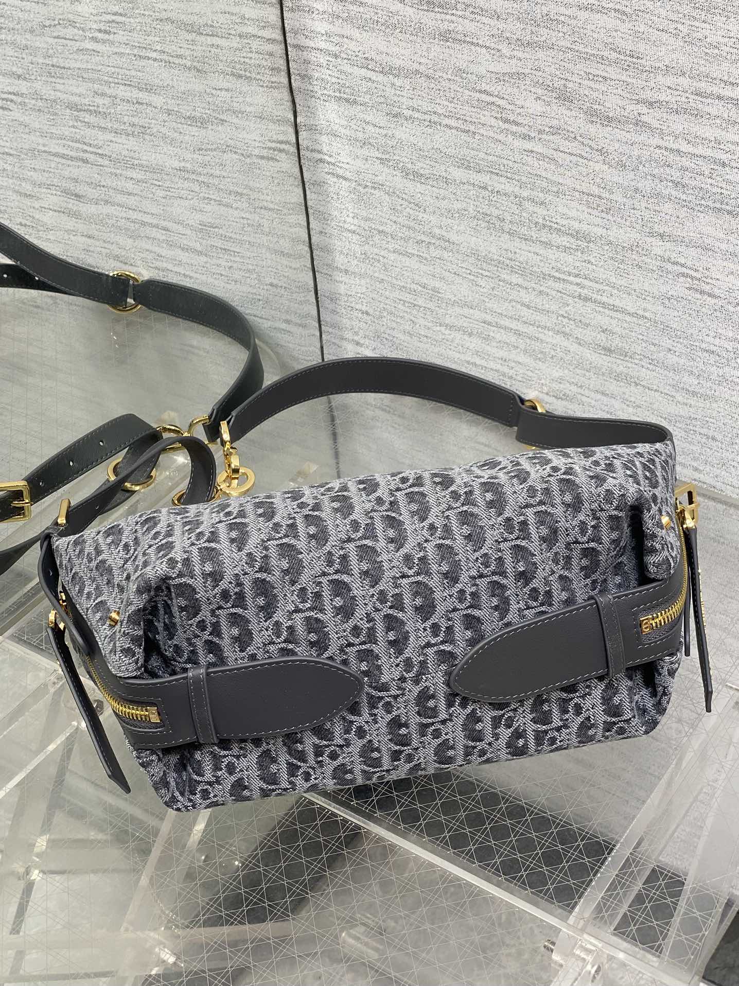 小号现货‼️Journey系列小号深灰牛仔布自带松弛感的hobo包，包形随意又柔软全新的灰色牛仔面料，高