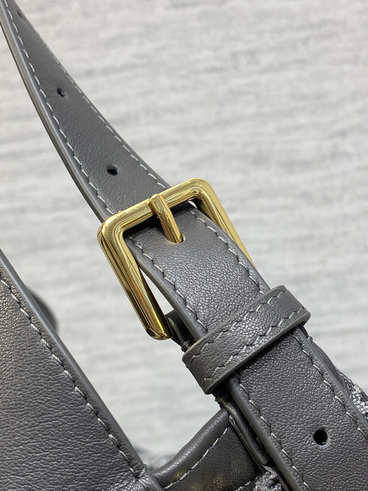 小号现货‼️Journey系列小号深灰牛仔布自带松弛感的hobo包，包形随意又柔软全新的灰色牛仔面料，高