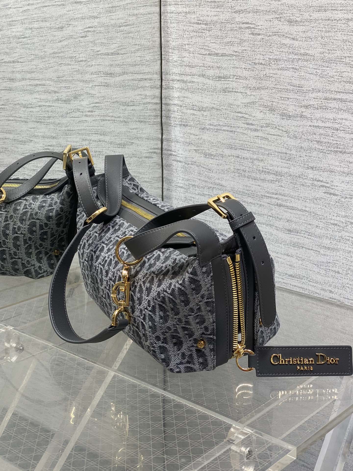 小号现货‼️Journey系列小号深灰牛仔布自带松弛感的hobo包，包形随意又柔软全新的灰色牛仔面料，高