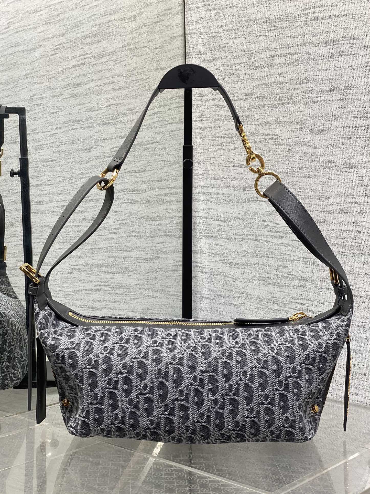 小号现货‼️Journey系列小号深灰牛仔布自带松弛感的hobo包，包形随意又柔软全新的灰色牛仔面料，高