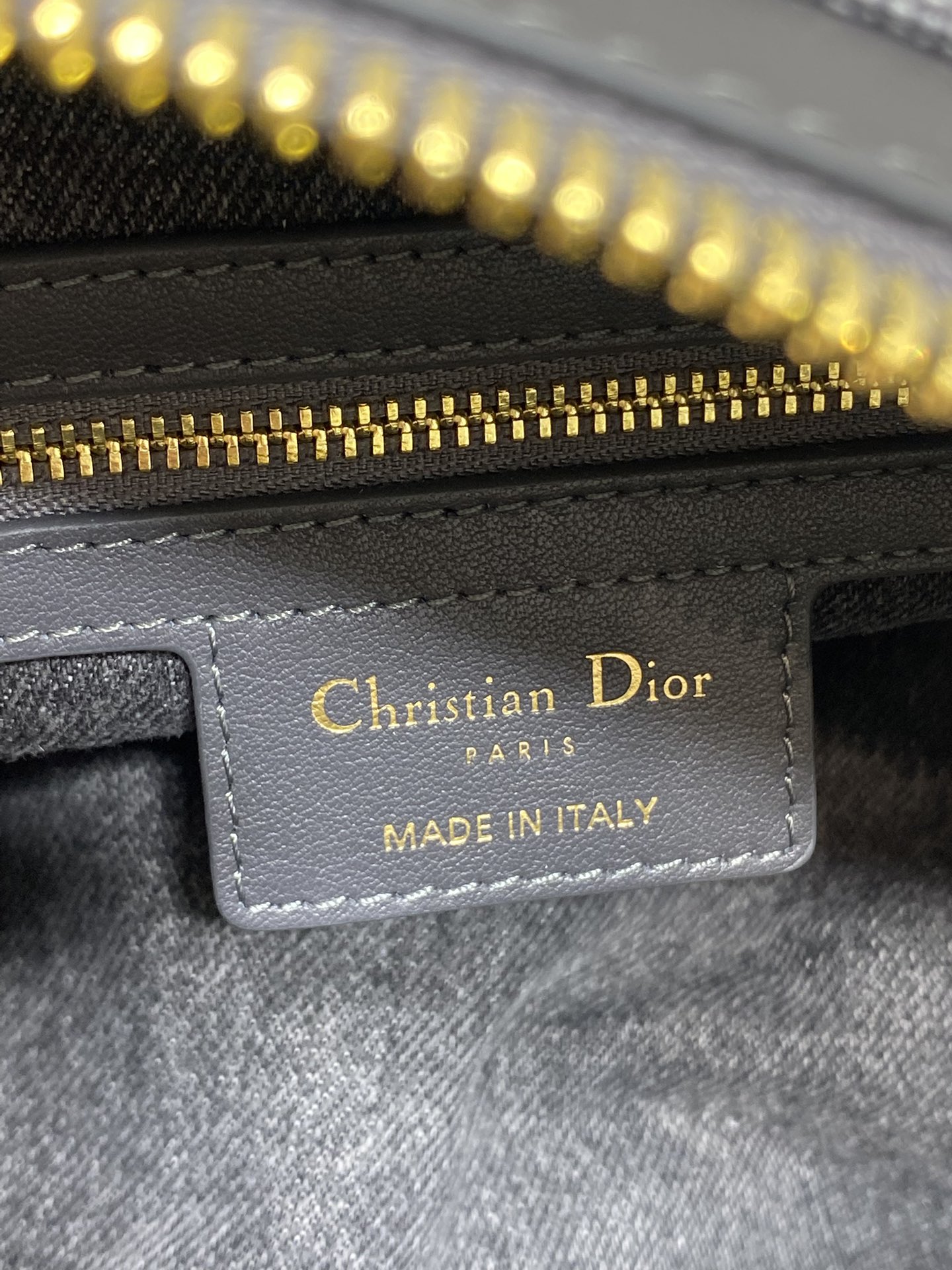 小号现货‼️Journey系列小号深灰牛仔布自带松弛感的hobo包，包形随意又柔软全新的灰色牛仔面料，高