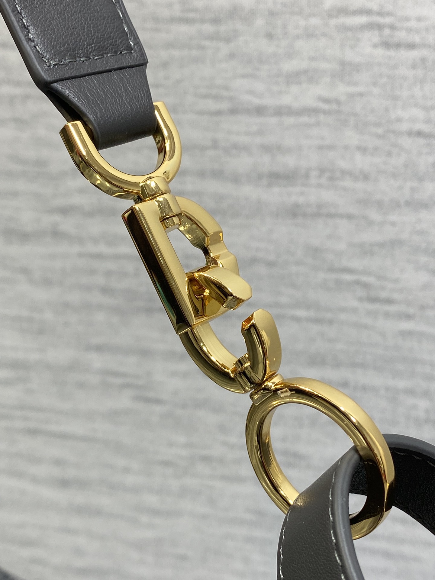 小号现货‼️Journey系列小号深灰牛仔布自带松弛感的hobo包，包形随意又柔软全新的灰色牛仔面料，高