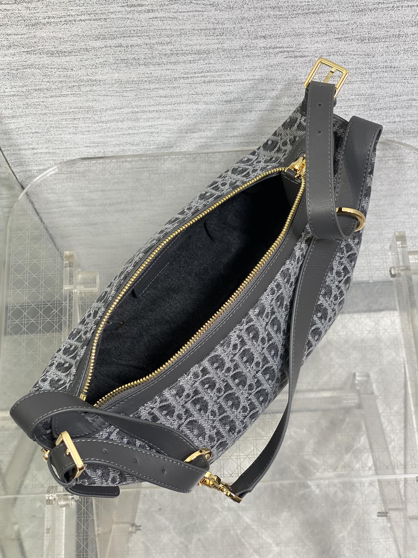 小号现货‼️Journey系列小号深灰牛仔布自带松弛感的hobo包，包形随意又柔软全新的灰色牛仔面料，高