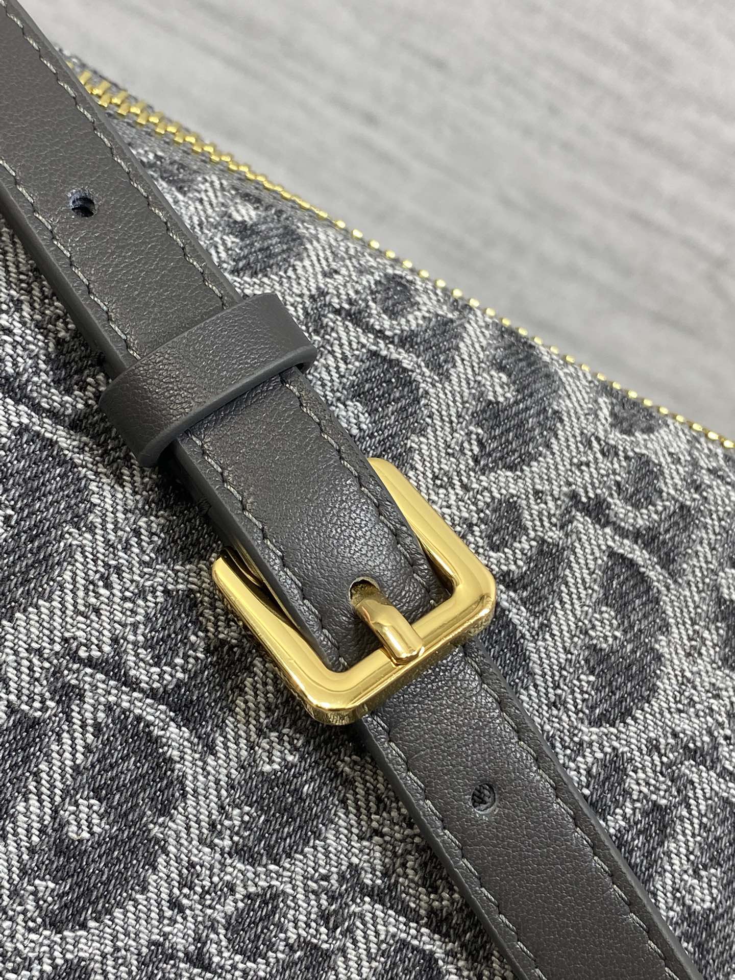 现货‼️Hobo star 最新深灰牛仔布系列，链条升级版饭盒包，设计实用，加配可调节长肩带，大大提升了