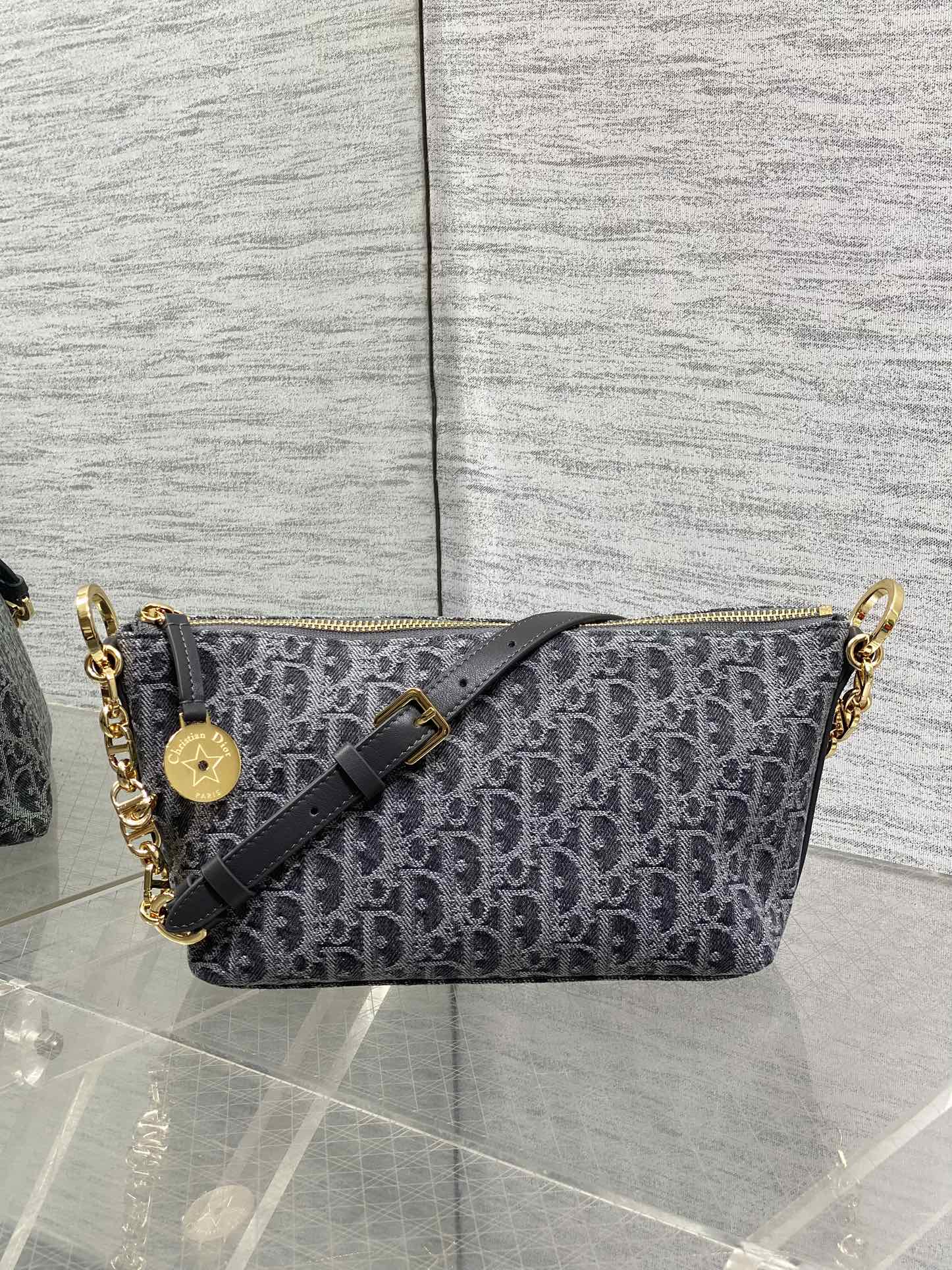 现货‼️Hobo star 最新深灰牛仔布系列，链条升级版饭盒包，设计实用，加配可调节长肩带，大大提升了