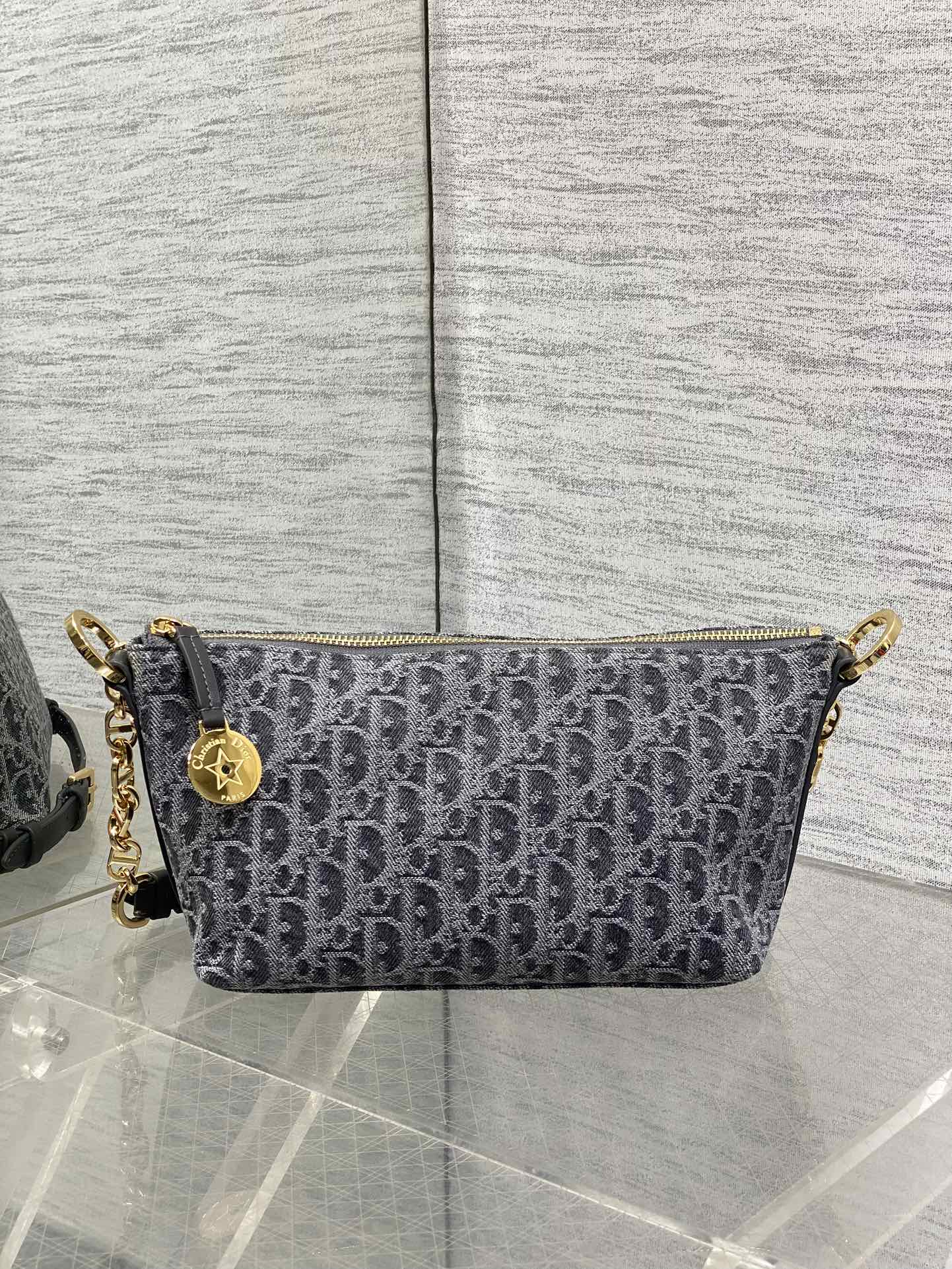 现货‼️Hobo star 最新深灰牛仔布系列，链条升级版饭盒包，设计实用，加配可调节长肩带，大大提升了