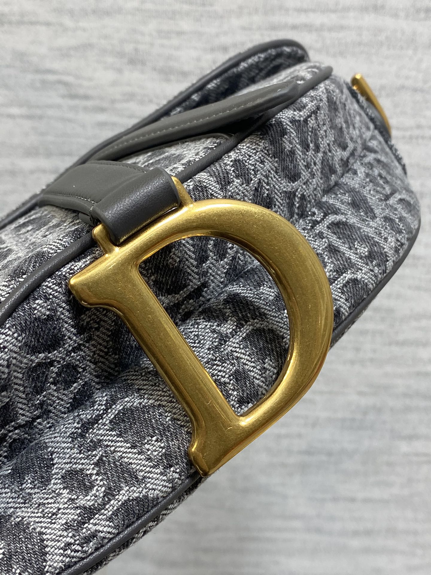 原厂皮现货‼️Saddle马鞍深灰牛仔布系列，被种草了这个包，以不规则的石洗效果焕新演绎经典的字母图案，